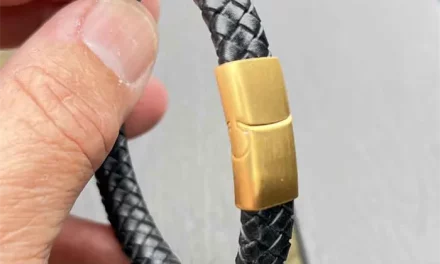 Mini Major armbånd fiberlæder med guldlås.